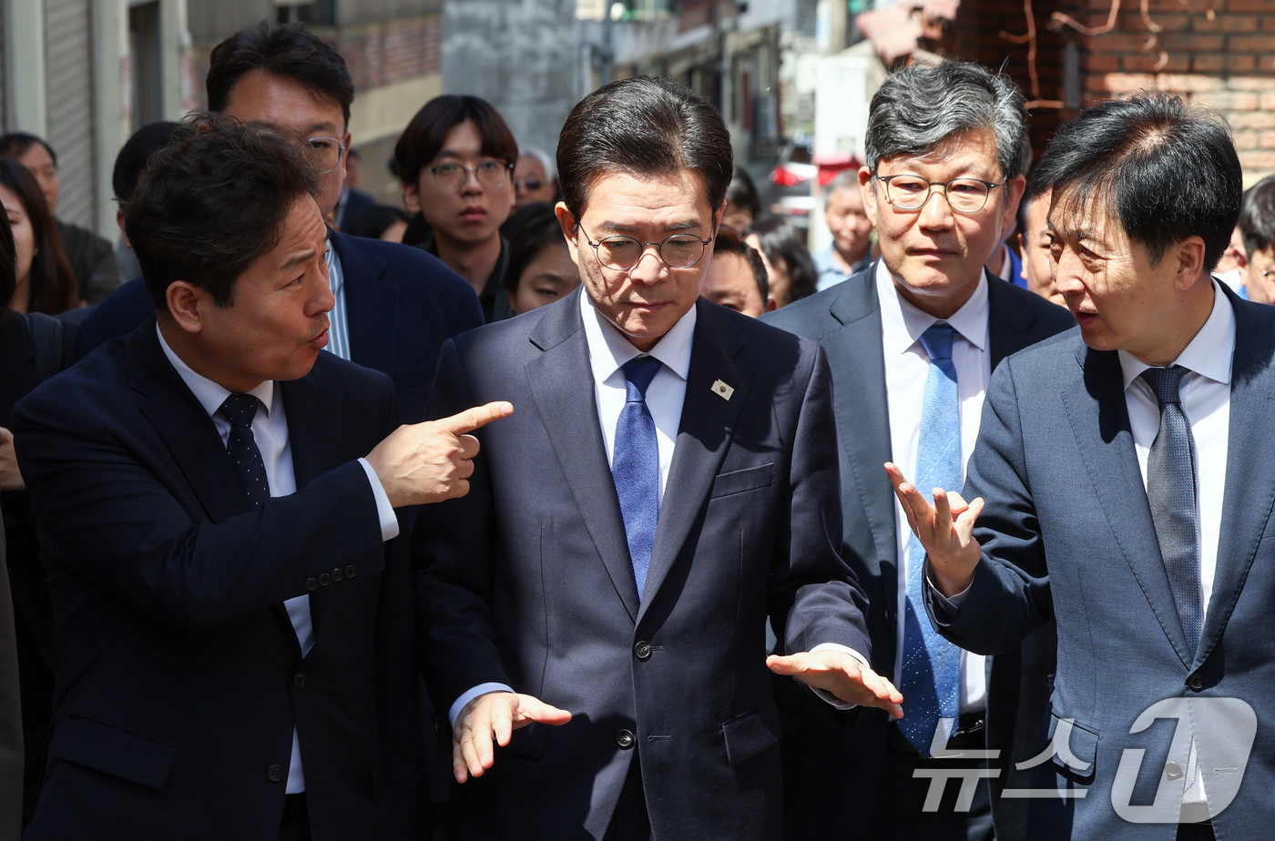 (서울=뉴스1) 최지환 기자 = 정원오 더불어민주당 서울시장 후보가 29일 오전 서울 성북구 장위14 주택 재개발 구역을 찾아 부동산 공약 발표를 앞두고 현장을 점검하고 있다. 2 …