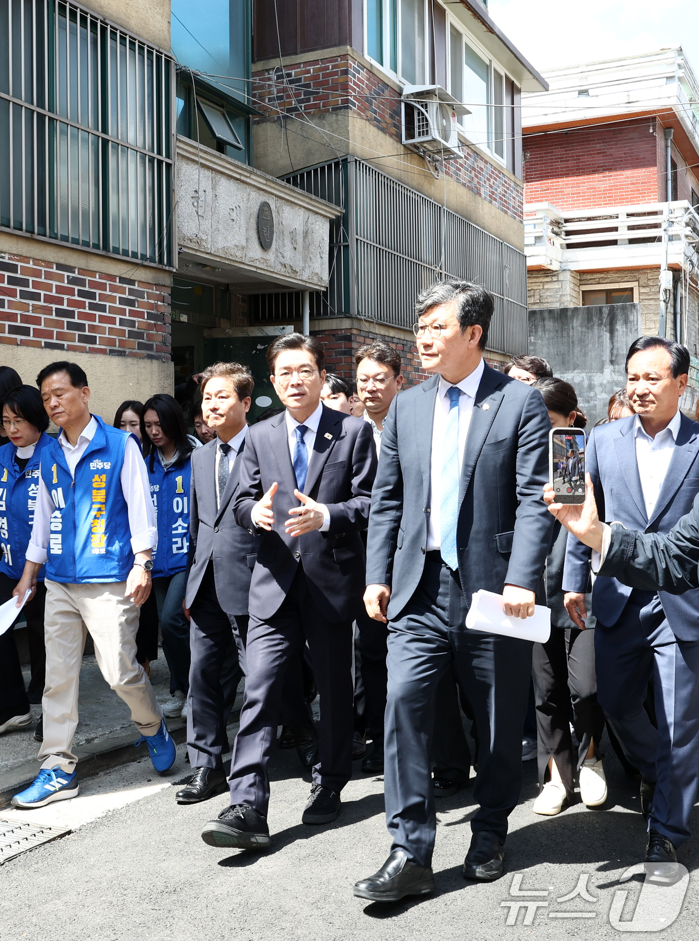 (서울=뉴스1) 최지환 기자 = 정원오 더불어민주당 서울시장 후보가 29일 오전 서울 성북구 장위14 주택 재개발 구역을 찾아 부동산 공약 발표를 앞두고 현장을 점검하고 있다. 2 …