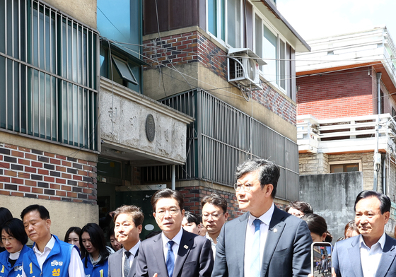 재개발 구역 현장 점검하는 정원오 서울시장 후보