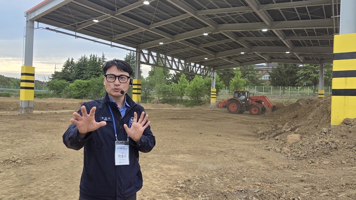 본문 이미지 - 박종수 대동 기능개발평가 팀장이 2026 대동 테크데이에서 트랙터 시험 현장 투어를 진행하고 있다. 2026.4.28 뉴스1 ⓒ News1 김민석 기자