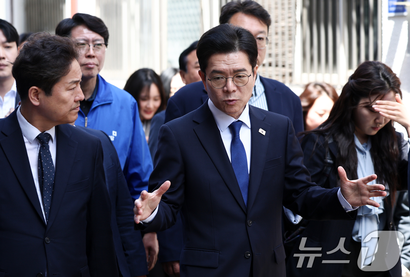 (서울=뉴스1) 최지환 기자 = 정원오 더불어민주당 서울시장 후보가 29일 오전 서울 성북구 장위14 주택 재개발 구역을 찾아 부동산 공약 발표를 앞두고 현장을 점검하고 있다. 2 …