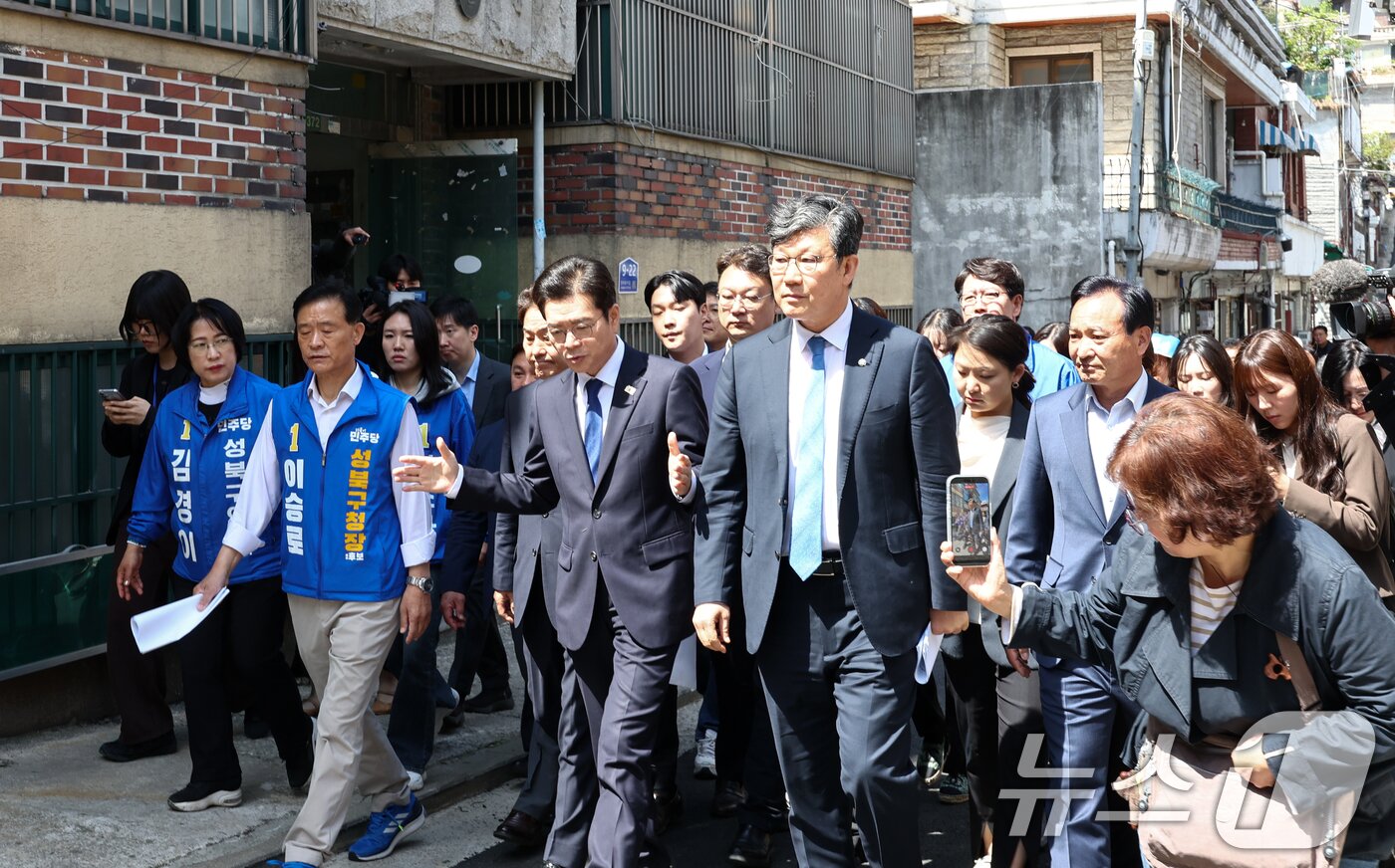 본문 이미지 - 정원오 더불어민주당 서울시장 후보가 29일 오전 서울 성북구 장위14 주택 재개발 구역을 찾아 부동산 공약 발표를 앞두고 현장을 점검하고 있다. 2026.4.29 ⓒ 뉴스1 최지환 기자