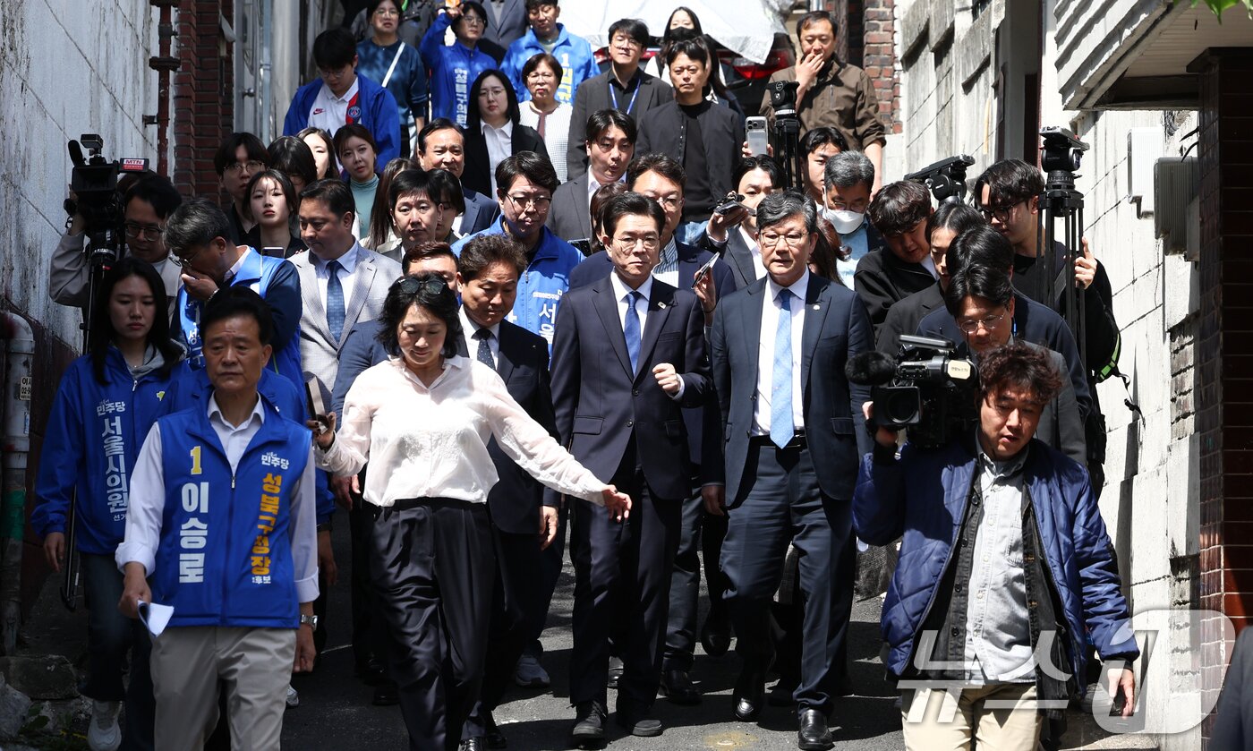 본문 이미지 - 정원오 더불어민주당 서울시장 후보가 29일 오전 서울 성북구 장위14 주택 재개발 구역을 찾아 부동산 공약 발표를 앞두고 현장을 점검하고 있다. 2026.4.29 ⓒ 뉴스1 최지환 기자