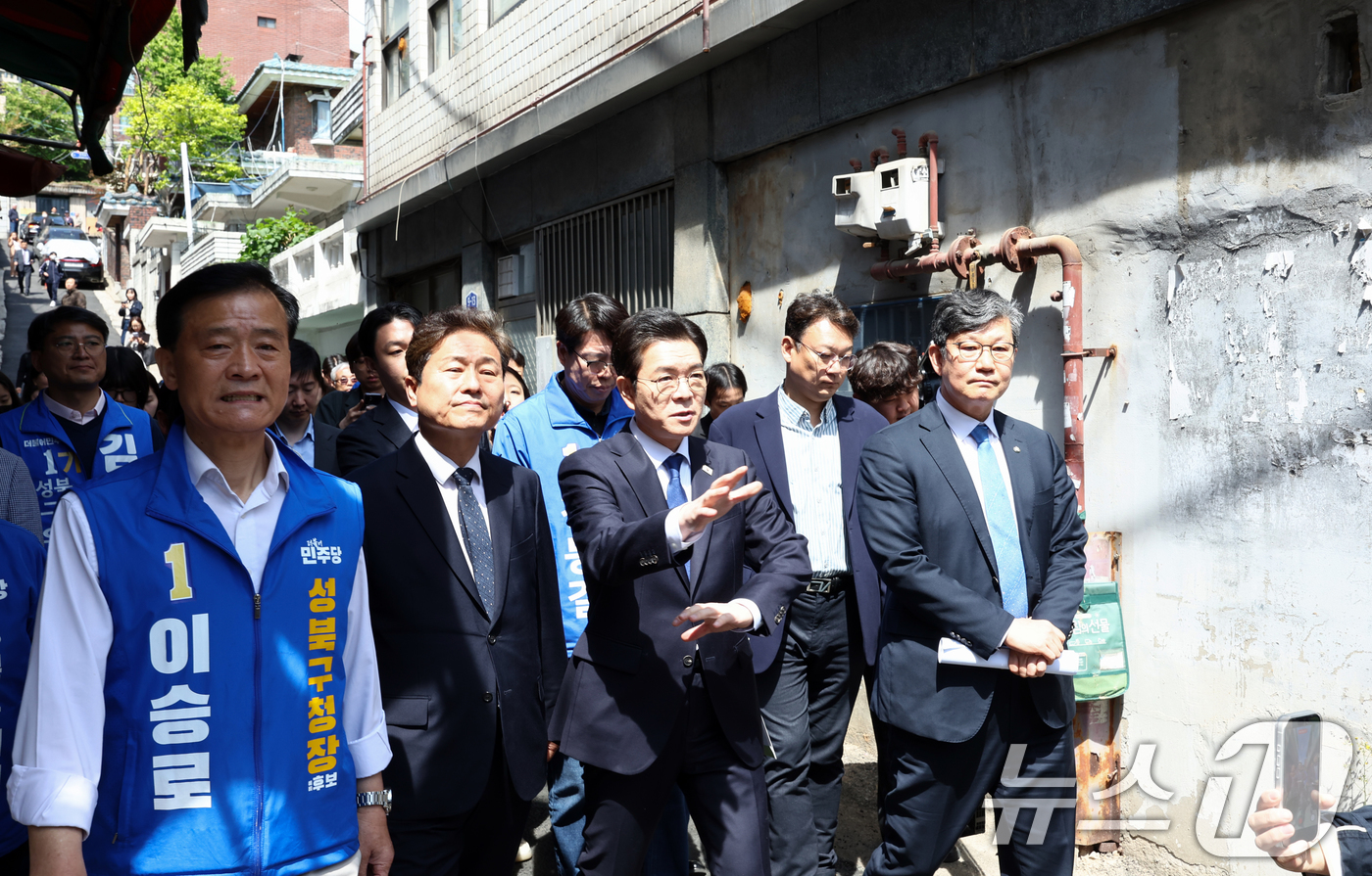 (서울=뉴스1) 최지환 기자 = 정원오 더불어민주당 서울시장 후보가 29일 오전 서울 성북구 장위14 주택 재개발 구역을 찾아 부동산 공약 발표를 앞두고 현장을 점검하고 있다. 2 …