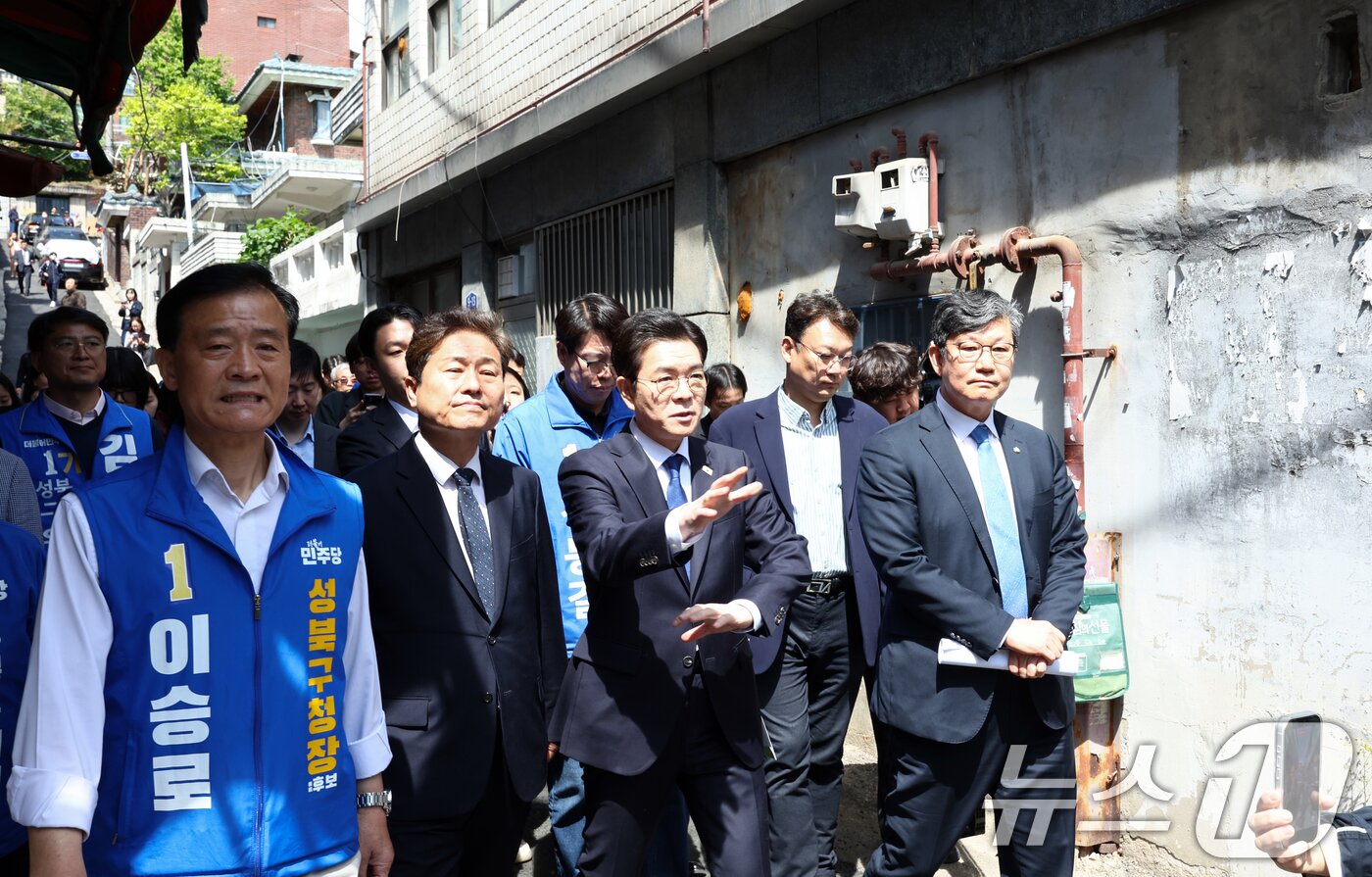 본문 이미지 - 정원오 더불어민주당 서울시장 후보가 29일 오전 서울 성북구 장위14 주택 재개발 구역을 찾아 부동산 공약 발표를 앞두고 현장을 점검하고 있다. 2026.4.29 ⓒ 뉴스1 최지환 기자