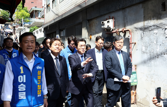 부동산 공약 발표 앞두고 재개발 구역 방문한 정원오 후보