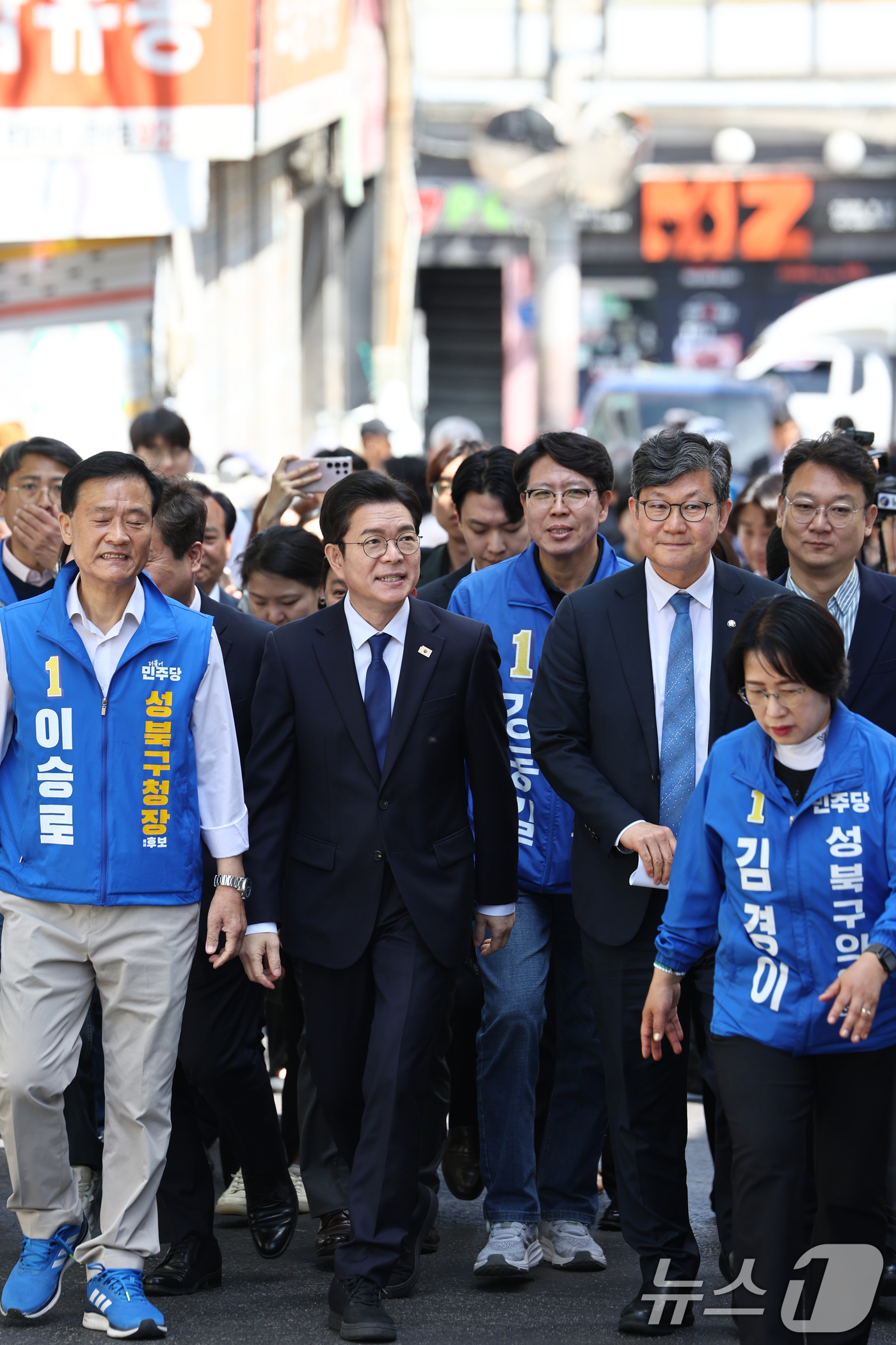 (서울=뉴스1) 최지환 기자 = 정원오 더불어민주당 서울시장 후보가 29일 오전 서울 성북구 장위14 주택 재개발 구역을 찾아 부동산 공약 발표를 앞두고 현장을 점검하며 지역구 의 …