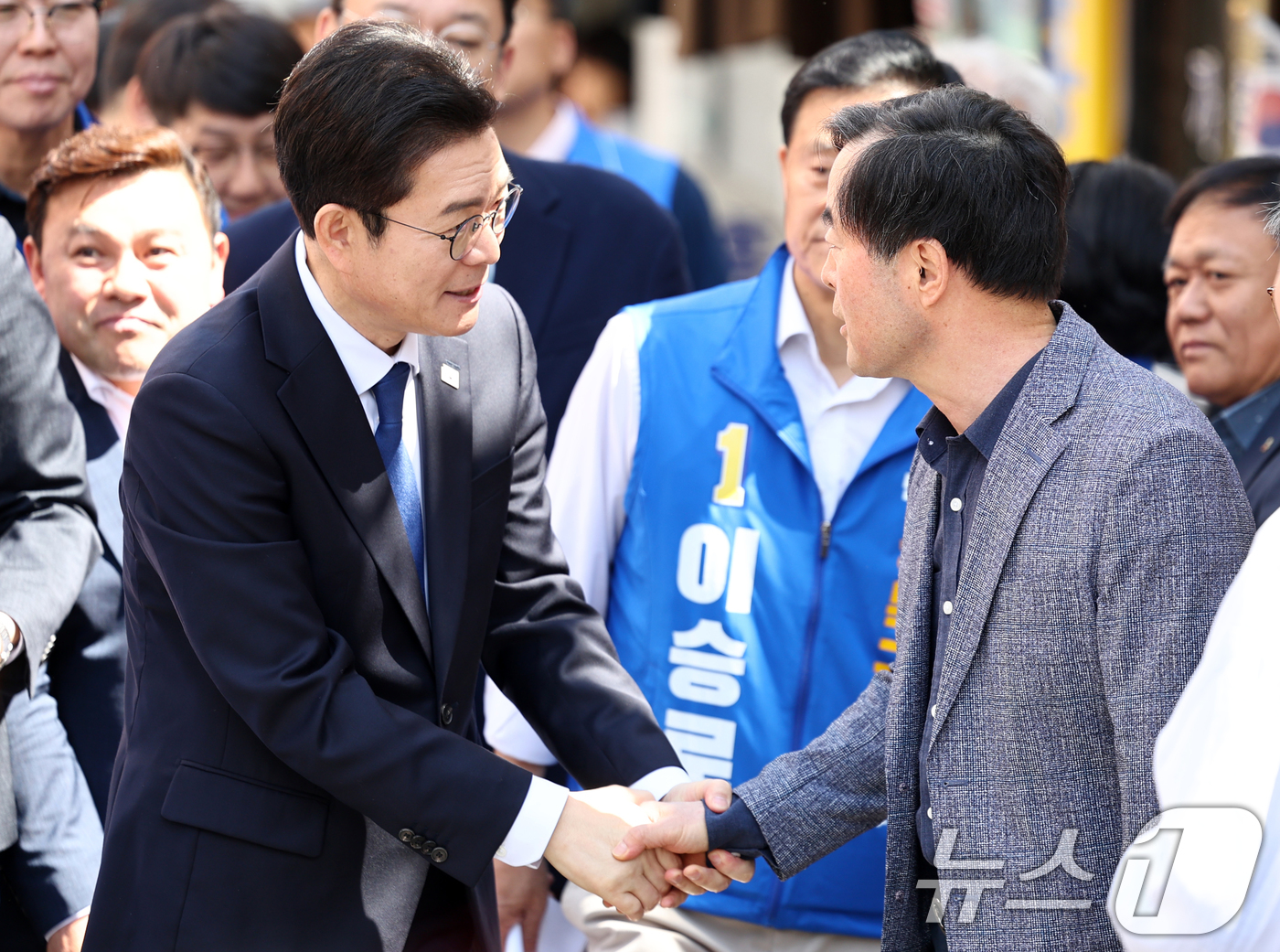 (서울=뉴스1) 최지환 기자 = 정원오 더불어민주당 서울시장 후보가 29일 오전 부동산 공약 발표를 위해 서울 성북구 장위14 주택 재개발 구역을 찾아 지지자들과 인사를 나누고 있 …