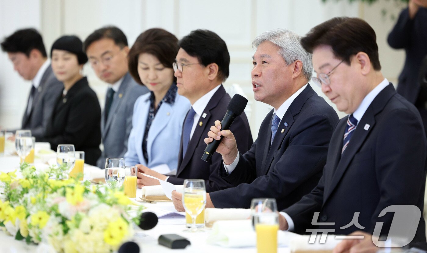 본문 이미지 - 서왕진 조국혁신당 원내대표가 29일 청와대에서 열린 비교섭단체 및 무소속 국회의원 초청 오찬 간담회에서 발언을 하고 있다. (청와대통신사진기자단) 2026.4.29 ⓒ 뉴스1 이재명 기자