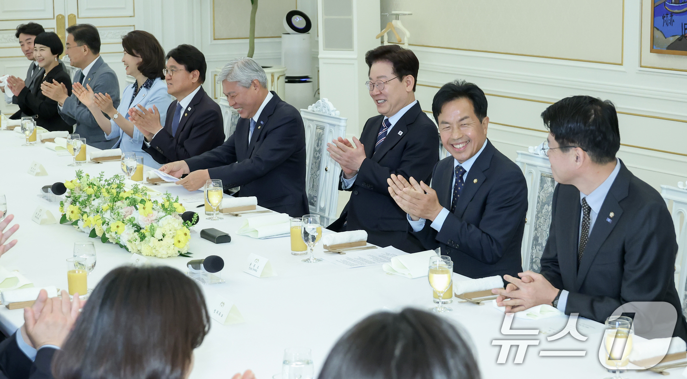 (서울=뉴스1) 이재명 기자 = 이재명 대통령이 29일 청와대에서 열린 비교섭단체 및 무소속 국회의원 초청 오찬 간담회에서 참석 의원들과 박수를 치고 있다. (청와대통신사진기자단) …
