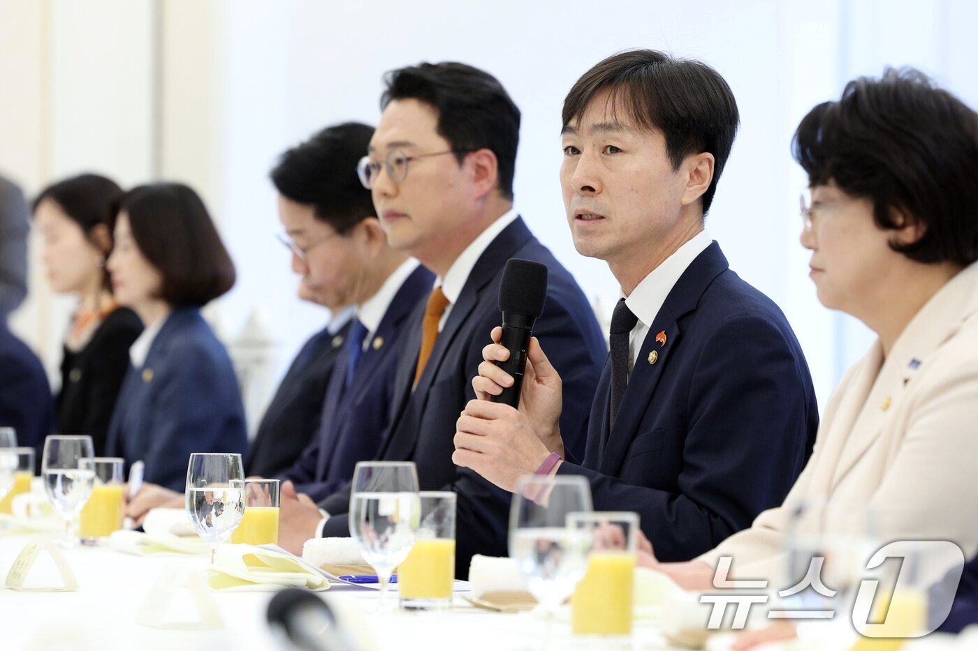본문 이미지 - 한창민 사회민주당 대표가 29일 청와대에서 열린 비교섭단체 및 무소속 국회의원 초청 오찬 간담회에서 발언을 하고 있다. (청와대통신사진기자단) 2026.4.29 ⓒ 뉴스1 이재명 기자