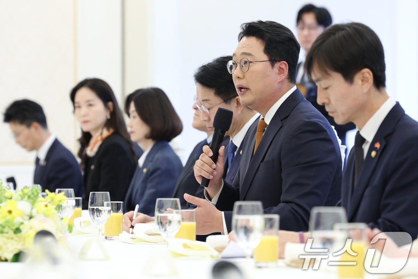 (서울=뉴스1) 이재명 기자 = 천하람 개혁신당 원내대표가 29일 청와대에서 열린 비교섭단체 및 무소속 국회의원 초청 오찬 간담회에서 발언을 하고 있다. (청와대통신사진기자단) 2 …
