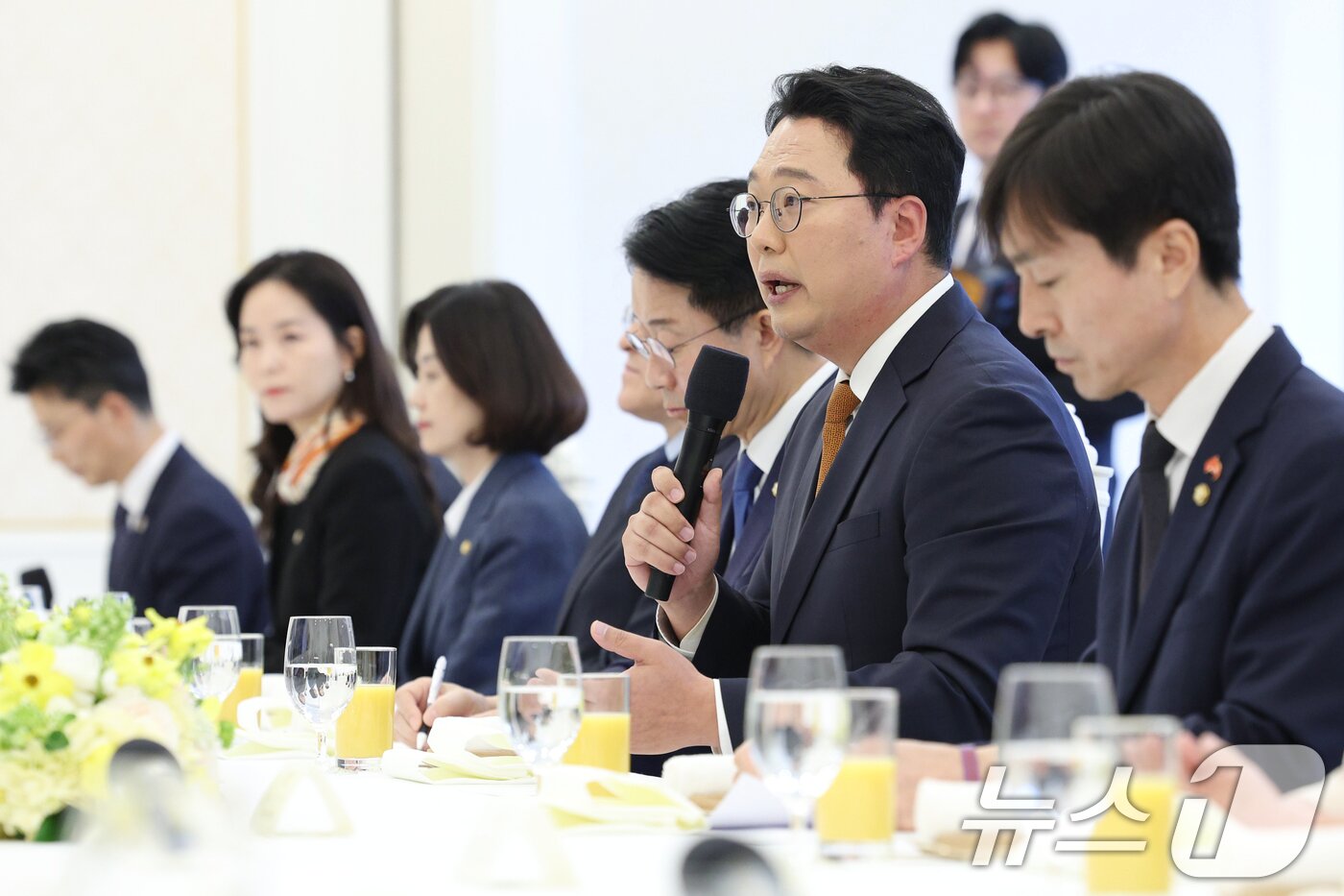 본문 이미지 - 천하람 개혁신당 원내대표가 29일 청와대에서 열린 비교섭단체 및 무소속 국회의원 초청 오찬 간담회에서 발언을 하고 있다. (청와대통신사진기자단) 2026.4.29 ⓒ 뉴스1 이재명 기자