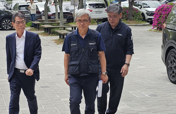 고용노동부 진주지청 들어서는 김종인 화물연대 정책교섭위원장