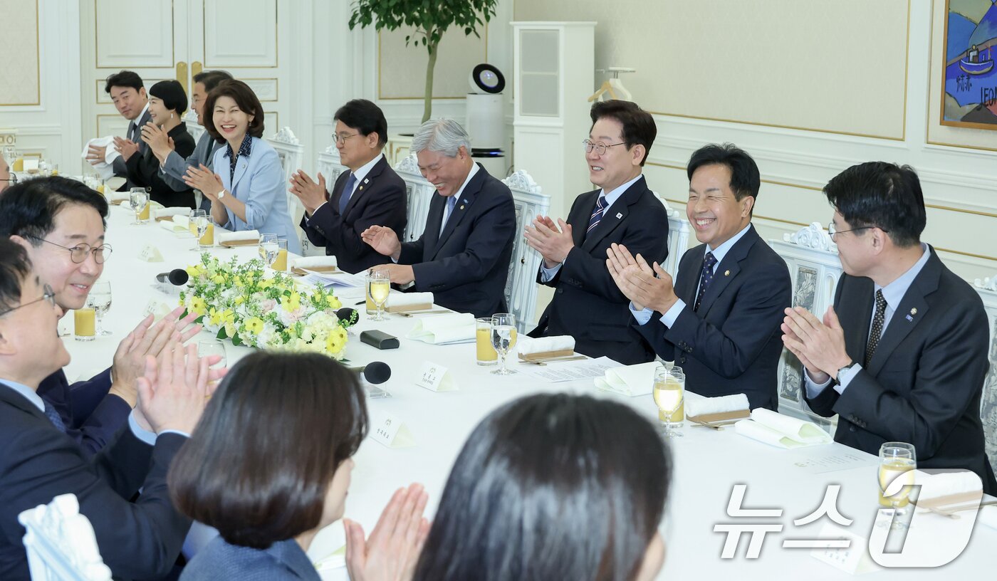 본문 이미지 - 이재명 대통령이 29일 청와대에서 열린 비교섭단체 및 무소속 국회의원 초청 오찬 간담회에서 참석 의원들과 박수를 치고 있다. (청와대통신사진기자단) 2026.4.29 ⓒ 뉴스1 이재명 기자