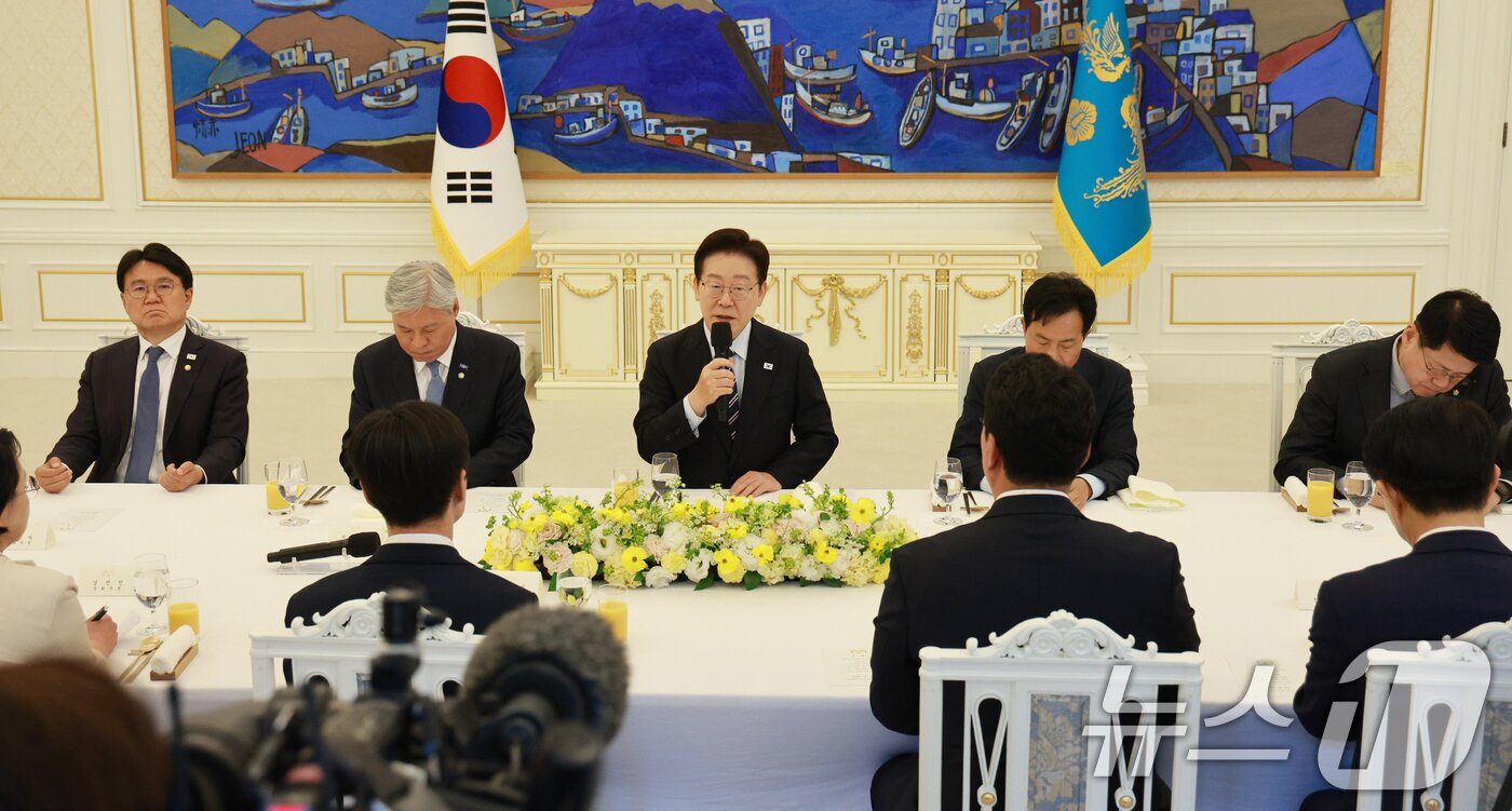 본문 이미지 - 이재명 대통령이 29일 청와대에서 열린 비교섭단체 및 무소속 국회의원 초청 오찬 간담회에서 발언을 하고 있다. (청와대통신사진기자단) 2026.4.29 ⓒ 뉴스1 이재명 기자