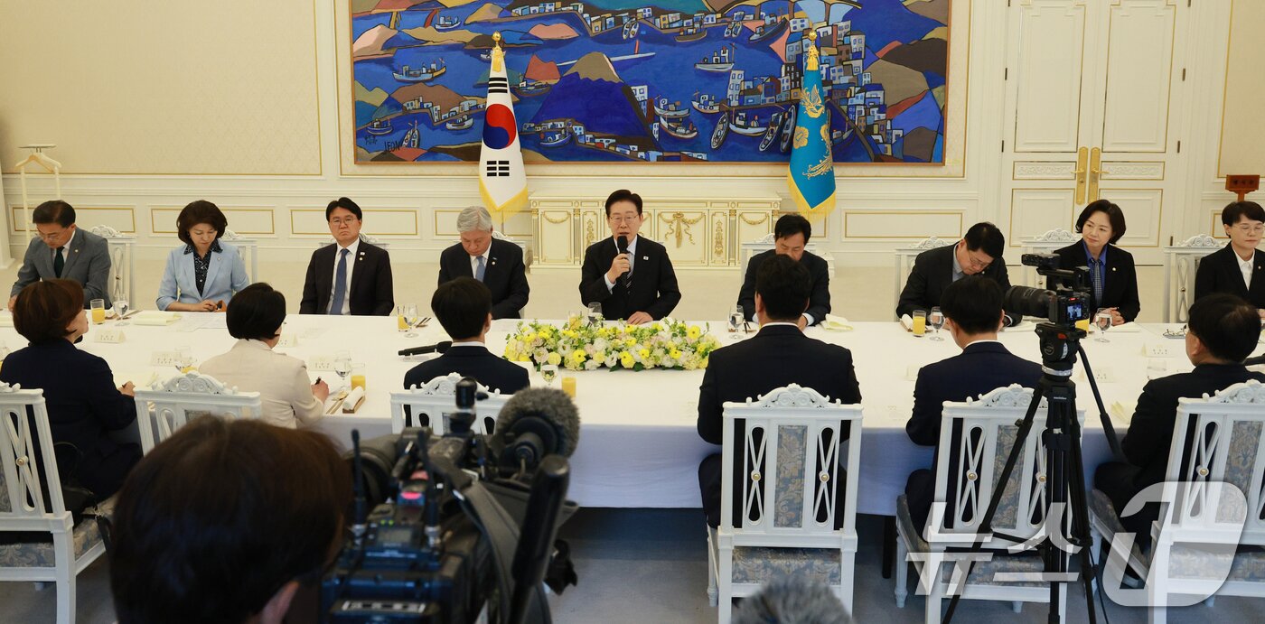 본문 이미지 - 이재명 대통령이 29일 청와대에서 열린 비교섭단체 및 무소속 국회의원 초청 오찬 간담회에서 발언을 하고 있다. (청와대통신사진기자단) 2026.4.29 ⓒ 뉴스1 이재명 기자