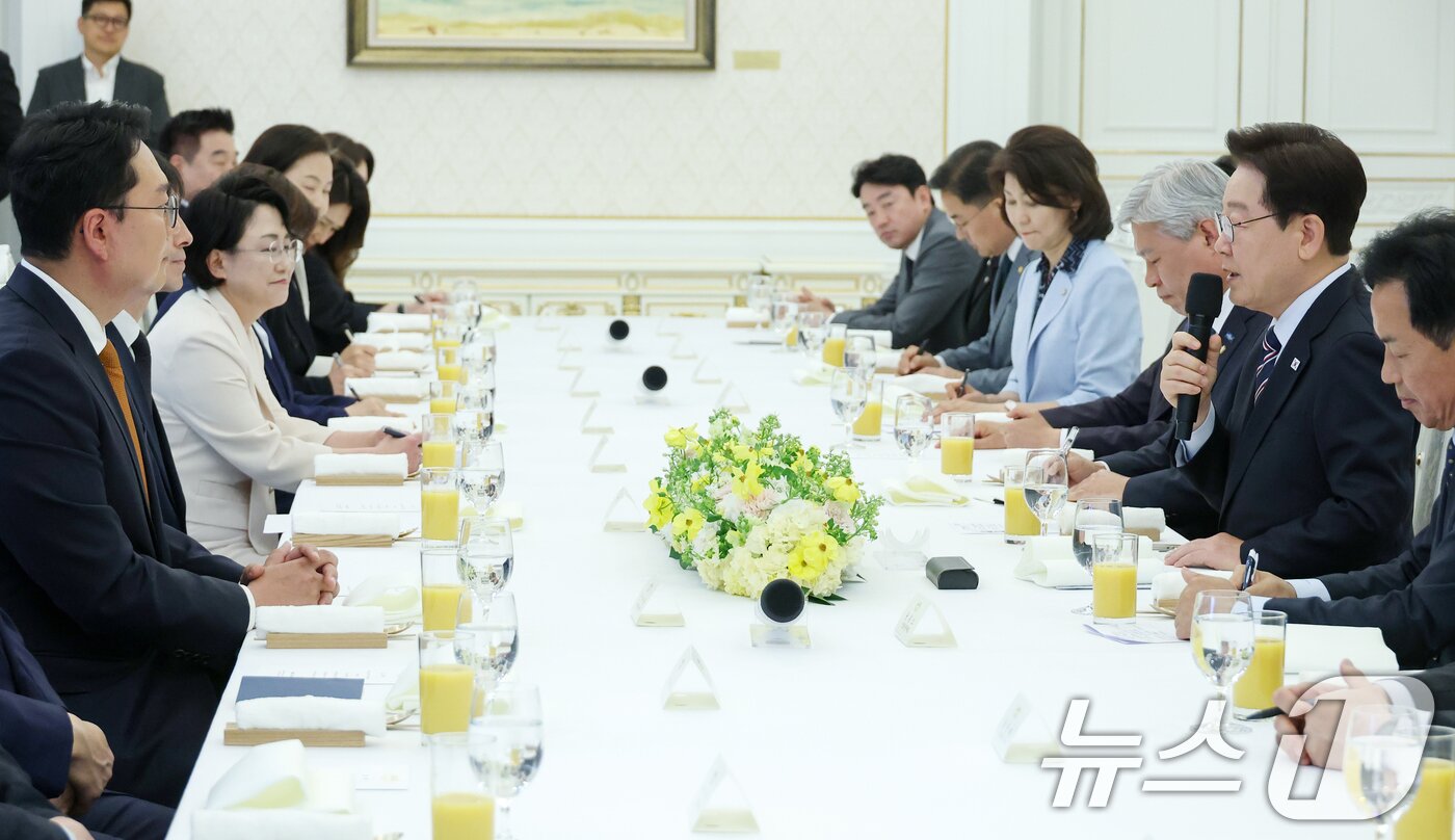 본문 이미지 - 이재명 대통령이 29일 청와대에서 열린 비교섭단체 및 무소속 국회의원 초청 오찬 간담회에서 발언을 하고 있다. (청와대통신사진기자단) 2026.4.29 ⓒ 뉴스1 이재명 기자