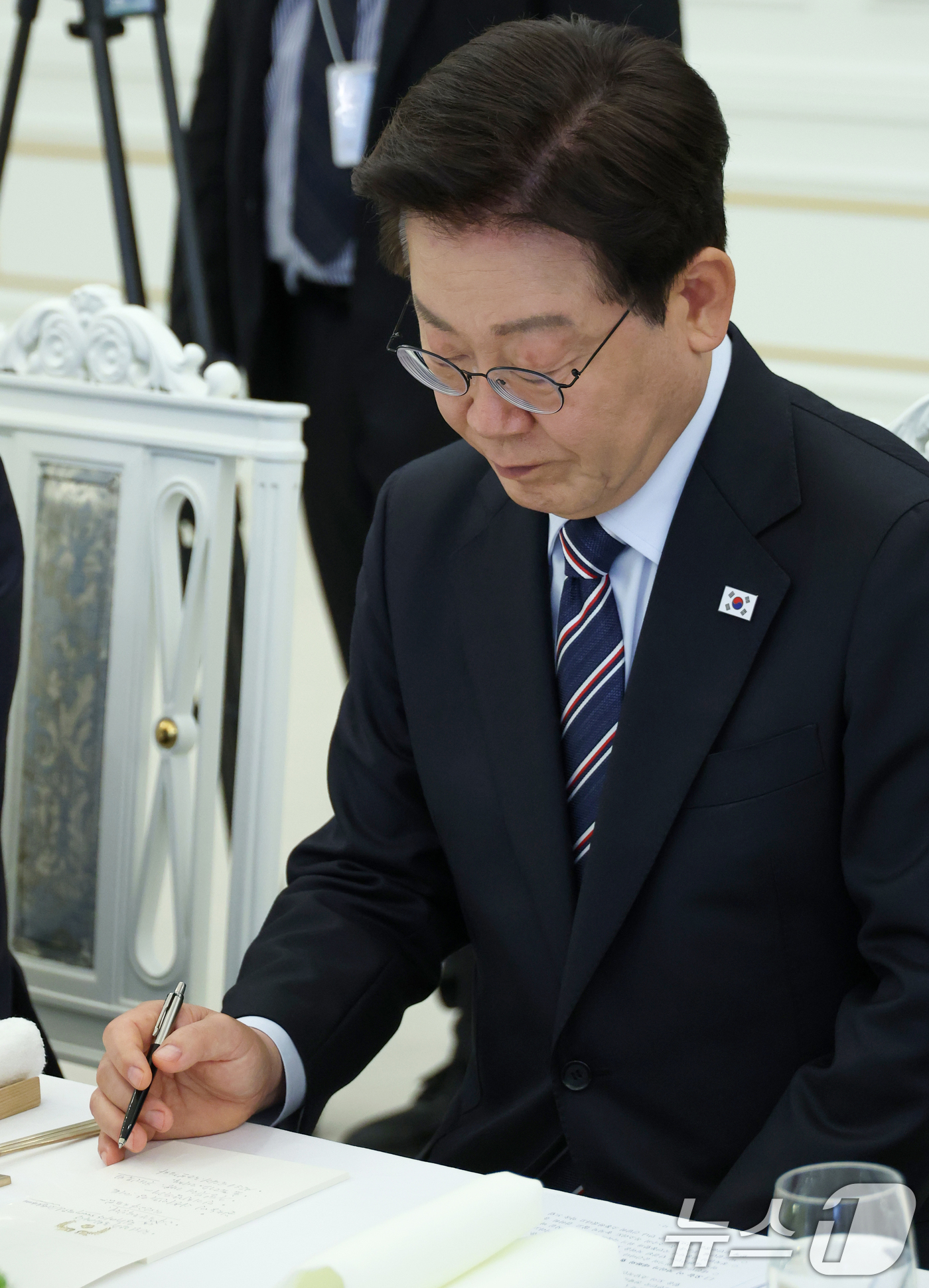 (서울=뉴스1) 이재명 기자 = 이재명 대통령이 29일 청와대에서 열린 비교섭단체 및 무소속 국회의원 초청 오찬 간담회에서 자료를 살펴보고 있다. (청와대통신사진기자단) 2026. …