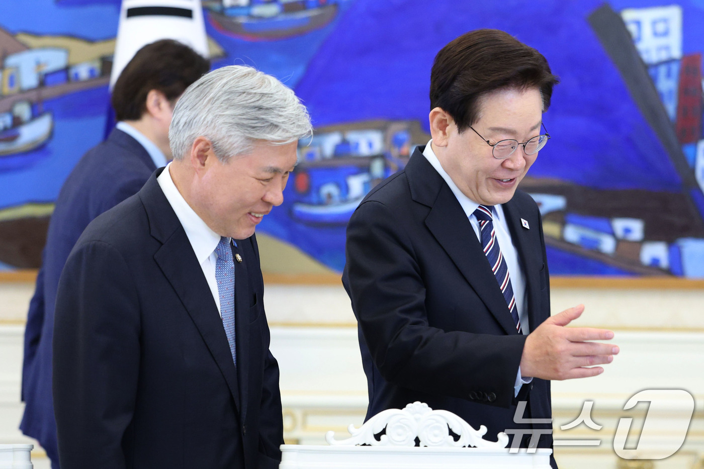 (서울=뉴스1) 이재명 기자 = 이재명 대통령과 서왕진 조국혁신당 원내대표가 29일 청와대에서 열린 비교섭단체 및 무소속 국회의원 초청 오찬 간담회에 입장하고 있다. (청와대통신사 …