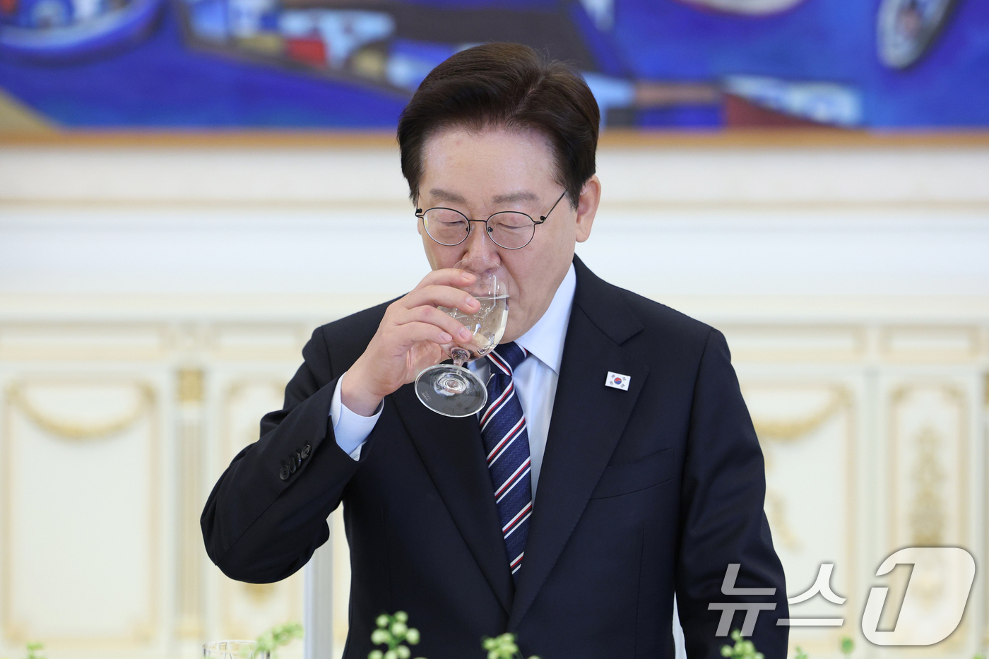 (서울=뉴스1) 이재명 기자 = 이재명 대통령이 29일 청와대에서 열린 비교섭단체 및 무소속 국회의원 초청 오찬 간담회에서 목을 축이고 있다. (청와대통신사진기자단) 2026.4. …