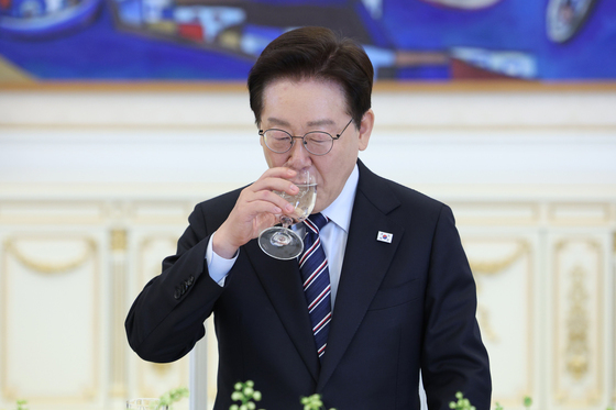 목 축이는 이재명 대통령