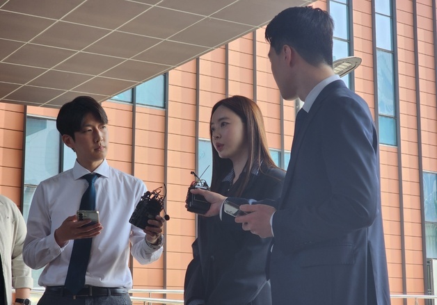 '필라테스' 양정원, 재력가 남편 수사무마 의혹 속 경찰 출석…"억울함 밝힐 것"