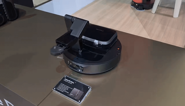 본문 이미지 - 드리미가 올해 출시할 차세대 로봇청소기 사이버10  울트라 제품. 로봇 팔에 집게가 달려물건을 집을 수 있다.ⓒ 뉴스1/김진희 기자.