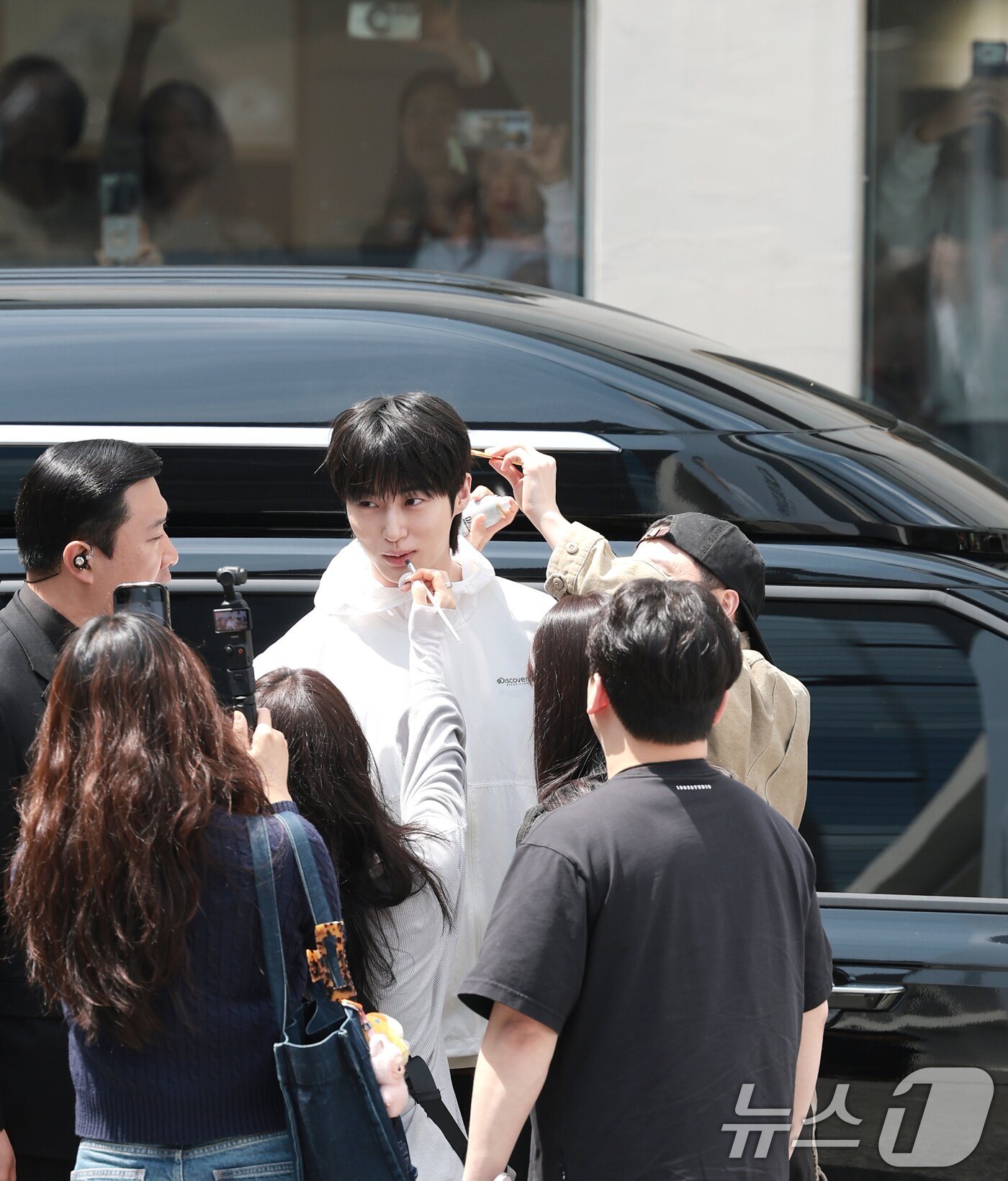 본문 이미지 - 배우 변우석이 29일 서울 성동구 쎈느에서 열린 아웃도어 브랜드 디스커버리 익스페이션의 여름 시즌 브랜드 체험 행사 'DISCOVER YOUR ACTIVE SUMMER'에 참석하기 전 메이크업을 고치고 있다. ⓒ 뉴스1 권현진 기자