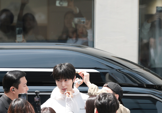 변우석, 성수동 한복판에서 꽃단장