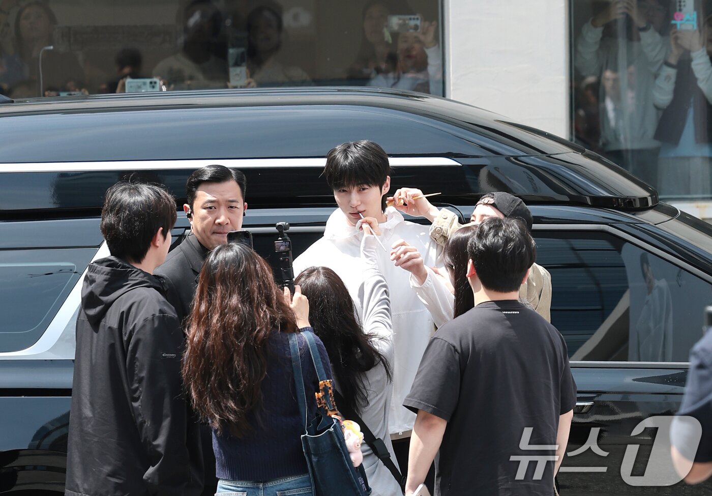 본문 이미지 - 배우 변우석이 29일 서울 성동구 쎈느에서 열린 아웃도어 브랜드 디스커버리 익스페이션의 여름 시즌 브랜드 체험 행사 'DISCOVER YOUR ACTIVE SUMMER'에 참석하기 전 메이크업을 고치고 있다. ⓒ 뉴스1 권현진 기자