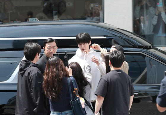 변우석, 성수동 한복판 포착