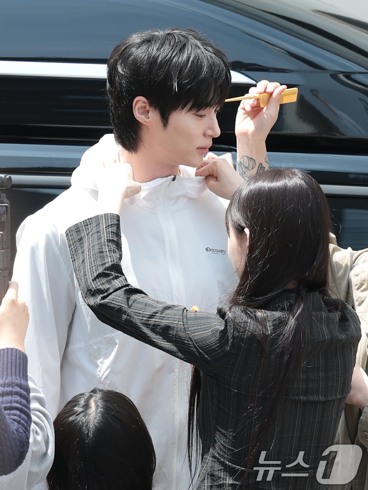 본문 이미지 - 배우 변우석이 29일 서울 성동구 쎈느에서 열린 아웃도어 브랜드 디스커버리 익스페이션의 여름 시즌 브랜드 체험 행사 'DISCOVER YOUR ACTIVE SUMMER'에 참석하기 전 매무새를 고치고 있다. ⓒ 뉴스1 권현진 기자