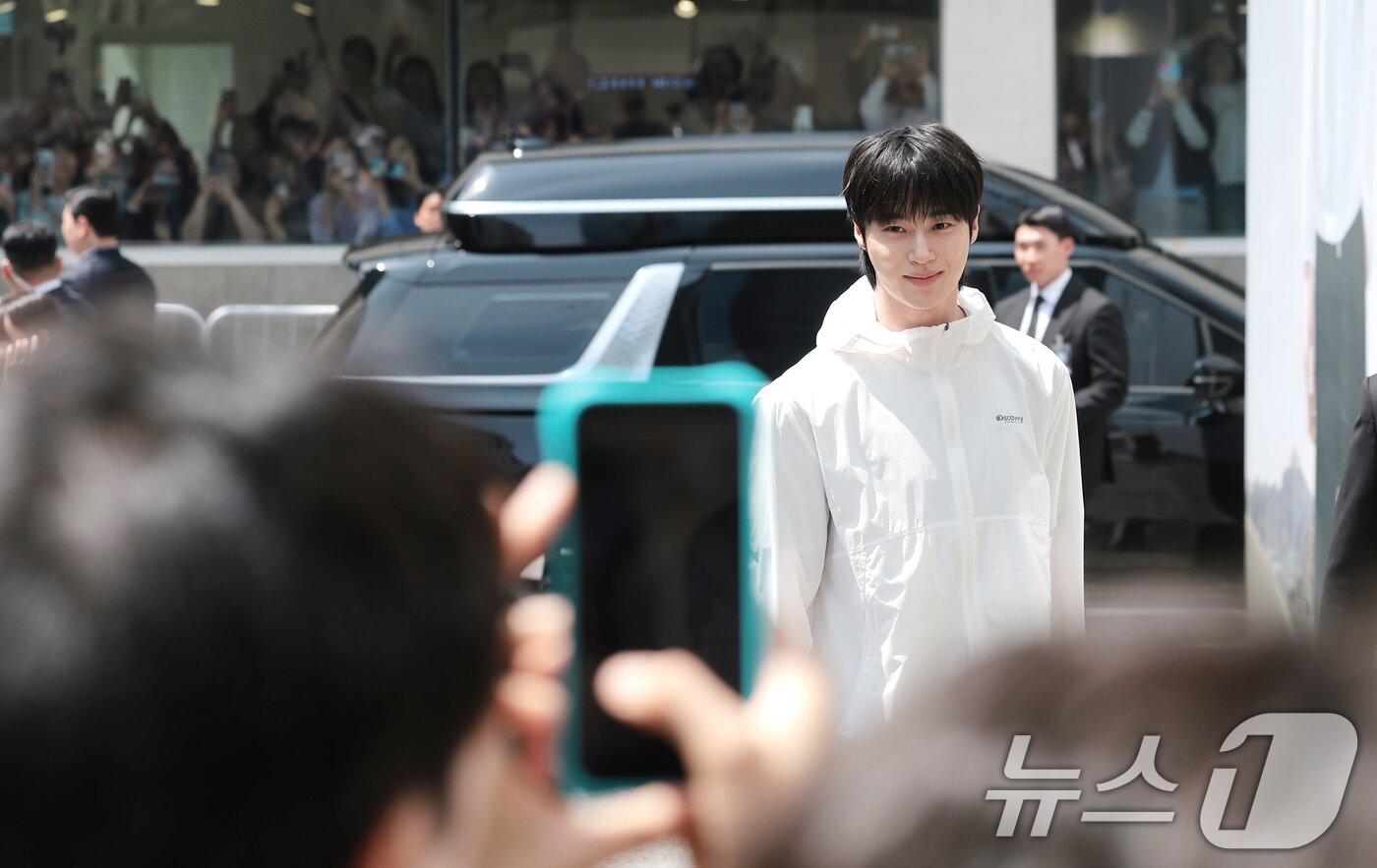 본문 이미지 - 배우 변우석이 29일 서울 성동구 쎈느에서 열린 아웃도어 브랜드 디스커버리 익스페이션의 여름 시즌 브랜드 체험 행사 'DISCOVER YOUR ACTIVE SUMMER'에 참석하고 있다. ⓒ 뉴스1 권현진 기자