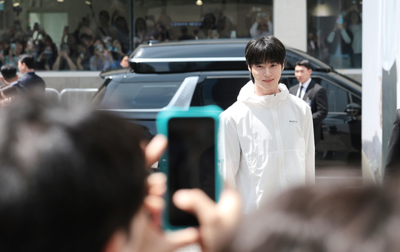 변우석, 성수동에서 화보를