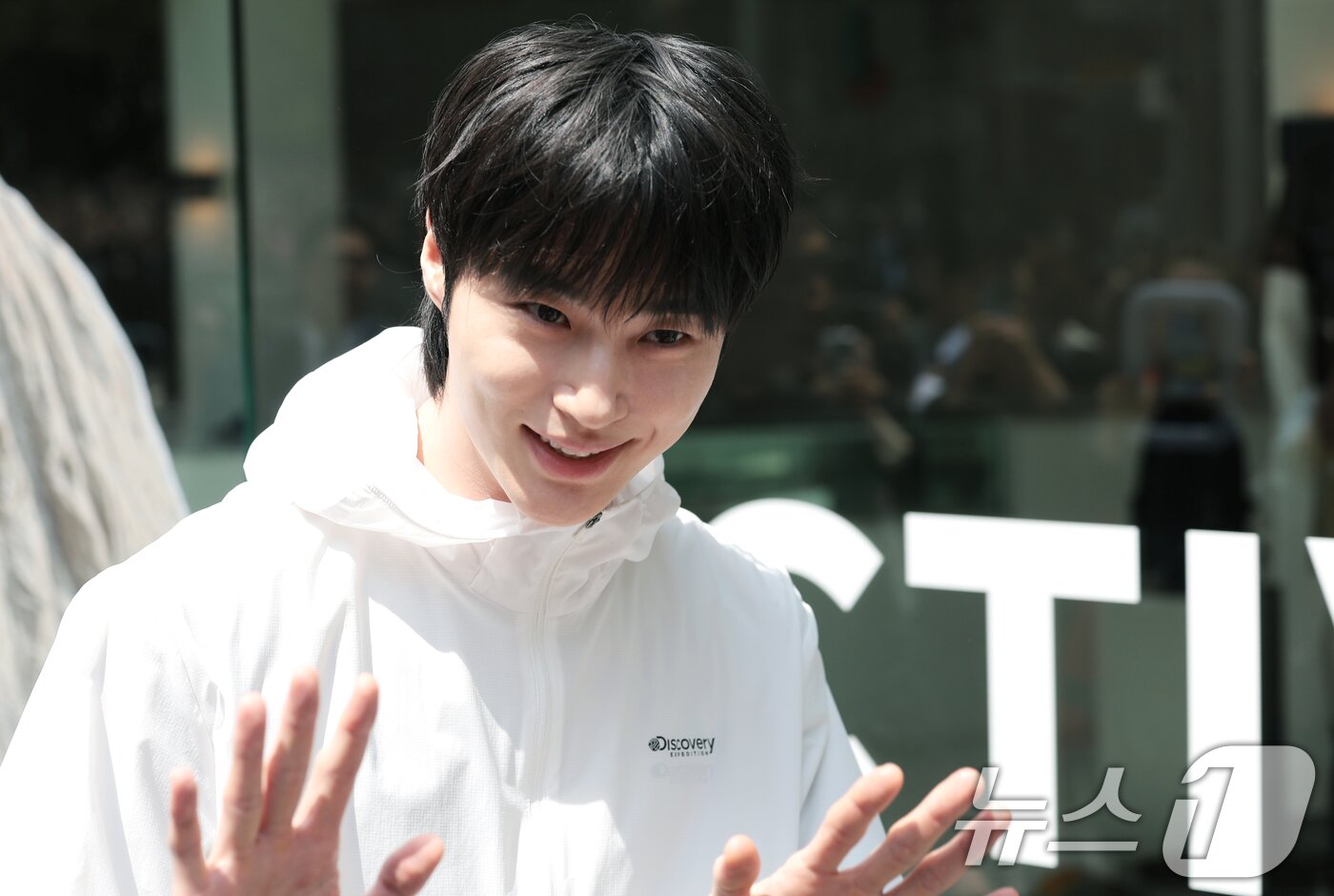 본문 이미지 - 배우 변우석이 29일 서울 성동구 쎈느에서 열린 아웃도어 브랜드 디스커버리 익스페이션의 여름 시즌 브랜드 체험 행사 'DISCOVER YOUR ACTIVE SUMMER'에 참석해 인사를 하고 있다. ⓒ 뉴스1 권현진 기자