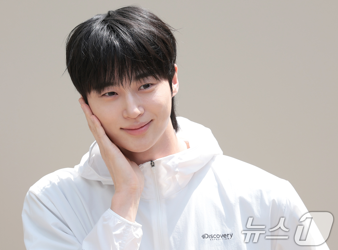 (서울=뉴스1) 권현진 기자 = 배우 변우석이 29일 서울 성동구 쎈느에서 열린 아웃도어 브랜드 디스커버리 익스페이션의 여름 시즌 브랜드 체험 행사 'DISCOVER YOUR AC …