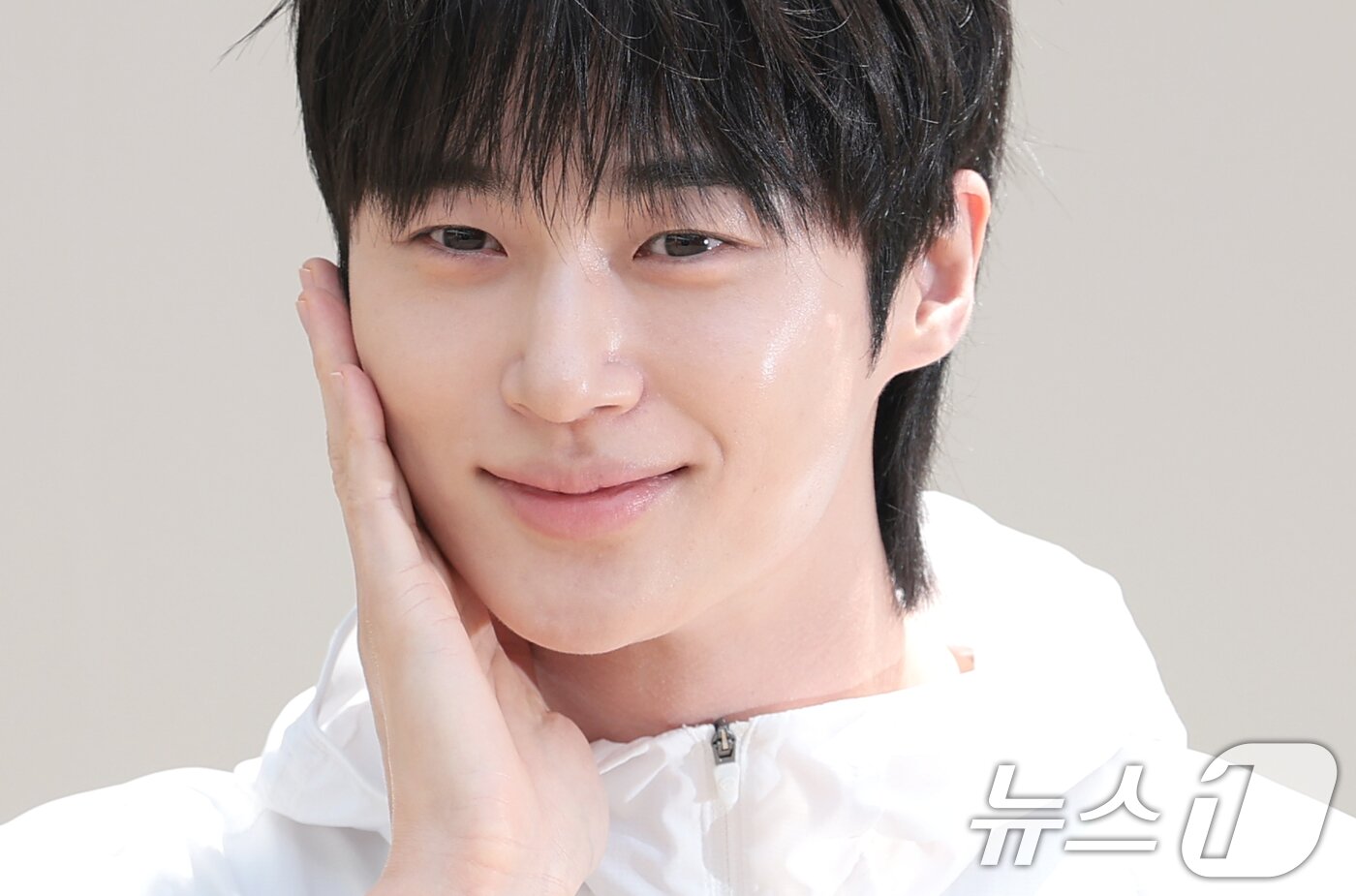 본문 이미지 - 배우 변우석이 29일 서울 성동구 쎈느에서 열린 아웃도어 브랜드 디스커버리 익스페이션의 여름 시즌 브랜드 체험 행사 'DISCOVER YOUR ACTIVE SUMMER'에 참석해 포즈를 취하고 있다. ⓒ 뉴스1 권현진 기자