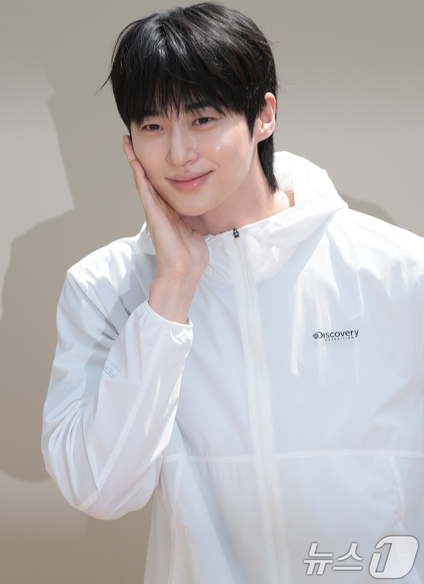 (서울=뉴스1) 권현진 기자 = 배우 변우석이 29일 서울 성동구 쎈느에서 열린 아웃도어 브랜드 디스커버리 익스페이션의 여름 시즌 브랜드 체험 행사 'DISCOVER YOUR AC …