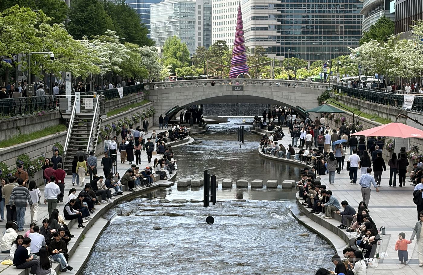 (서울=뉴스1) 김진환 기자 = 완연한 봄날씨를 보인 29일 오후 서울 청계천에서 시민들이 산책을 하고 있다. 2026.429/뉴스1 2026.4.29/뉴스1