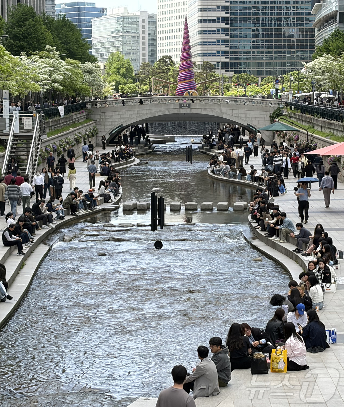 (서울=뉴스1) 김진환 기자 = 완연한 봄날씨를 보인 29일 오후 서울 청계천에서 시민들이 산책을 하고 있다. 2026.429/뉴스1 2026.4.29/뉴스1