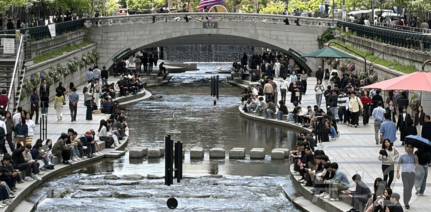 (서울=뉴스1) 김진환 기자 = 완연한 봄날씨를 보인 29일 오후 서울 청계천에서 시민들이 산책을 하고 있다. 2026.429/뉴스1 2026.4.29/뉴스1