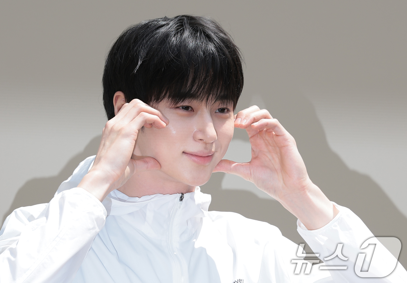 (서울=뉴스1) 권현진 기자 = 배우 변우석이 29일 서울 성동구 쎈느에서 열린 아웃도어 브랜드 디스커버리 익스페이션의 여름 시즌 브랜드 체험 행사 'DISCOVER YOUR AC …