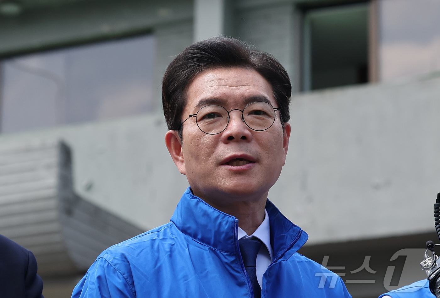 (서울=뉴스1) 김성진 기자 = 정원오 더불어민주당 서울시장 후보가 29일 서울 성북구 정릉공영차고지에서 열린 '찾아가는 현장: 정릉차고지편'에서 발언하고 있다. 2026.4.29 …