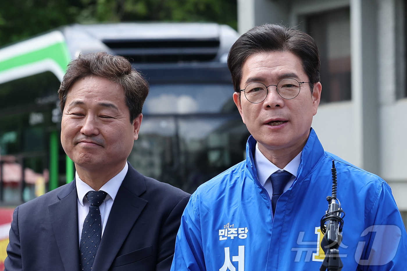 (서울=뉴스1) 김성진 기자 = 정원오 더불어민주당 서울시장 후보(오른쪽)가 29일 서울 성북구 정릉공영차고지에서 열린 '찾아가는 현장: 정릉차고지편'에서 한 시민의 정책 제안을 …