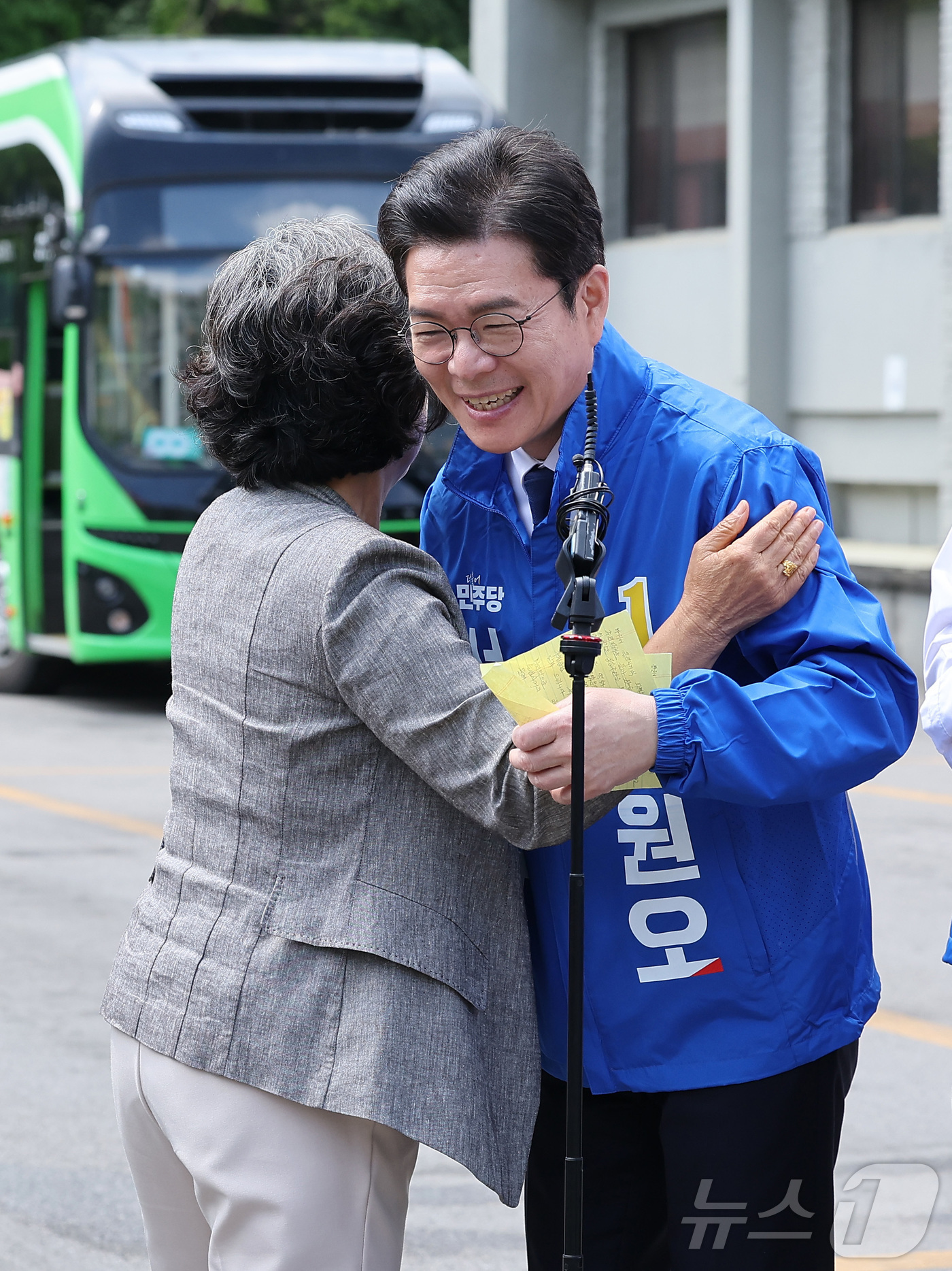 (서울=뉴스1) 김성진 기자 = 정원오 더불어민주당 서울시장 후보가 29일 서울 성북구 정릉공영차고지에서 열린 '찾아가는 현장: 정릉차고지편'에서 한 시민의 정책 관련 메모를 전달 …