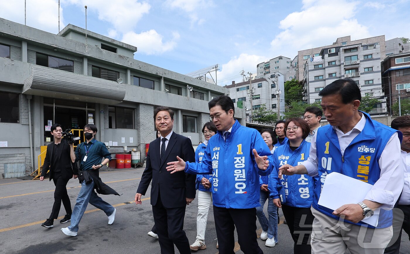 본문 이미지 - 정원오 더불어민주당 서울시장 후보가 29일 서울 성북구 정릉공영차고지에서 열린 '찾아가는 현장: 정릉차고지편'에서 차고지 부지를 둘러보고 있다. 2026.4.29 ⓒ 뉴스1 김성진 기자