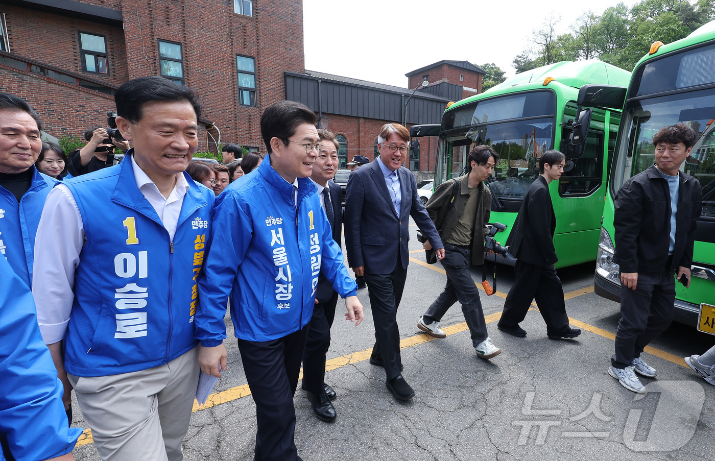(서울=뉴스1) 김성진 기자 = 정원오 더불어민주당 서울시장 후보가 29일 서울 성북구 정릉공영차고지에서 열린 '찾아가는 현장: 정릉차고지편'에서 차고지를 둘러보고 있다. 2026 …