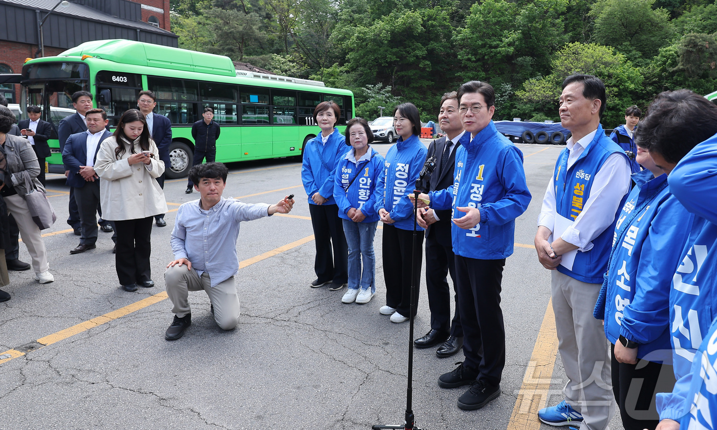 (서울=뉴스1) 김성진 기자 = 정원오 더불어민주당 서울시장 후보가 29일 서울 성북구 정릉공영차고지에서 열린 '찾아가는 현장: 정릉차고지편'에서 발언하고 있다. 2026.4.29 …