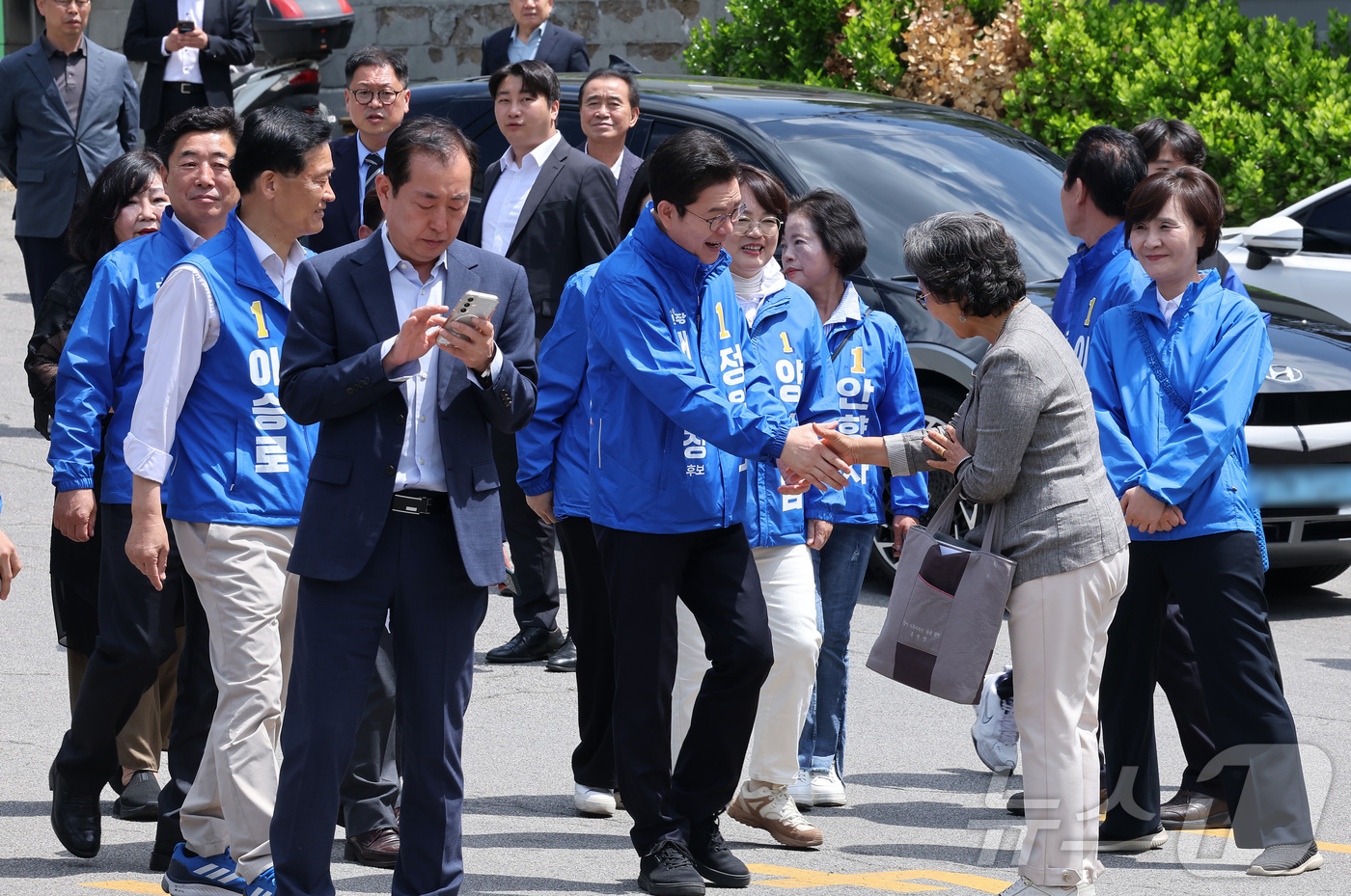 (서울=뉴스1) 김성진 기자 = 정원오 더불어민주당 서울시장 후보가 29일 서울 성북구 정릉공영차고지에서 열린 '찾아가는 현장: 정릉차고지편'에 참석하며 시민들과 인사하고 있다. …
